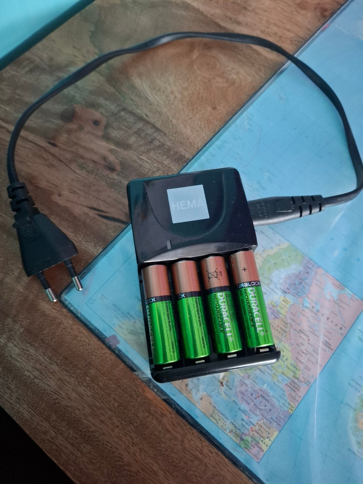 Hema Batterijlader met Duracell oplaadbare batterijen, Ophalen of Verzenden, Gebruikt, Oplaadbaar