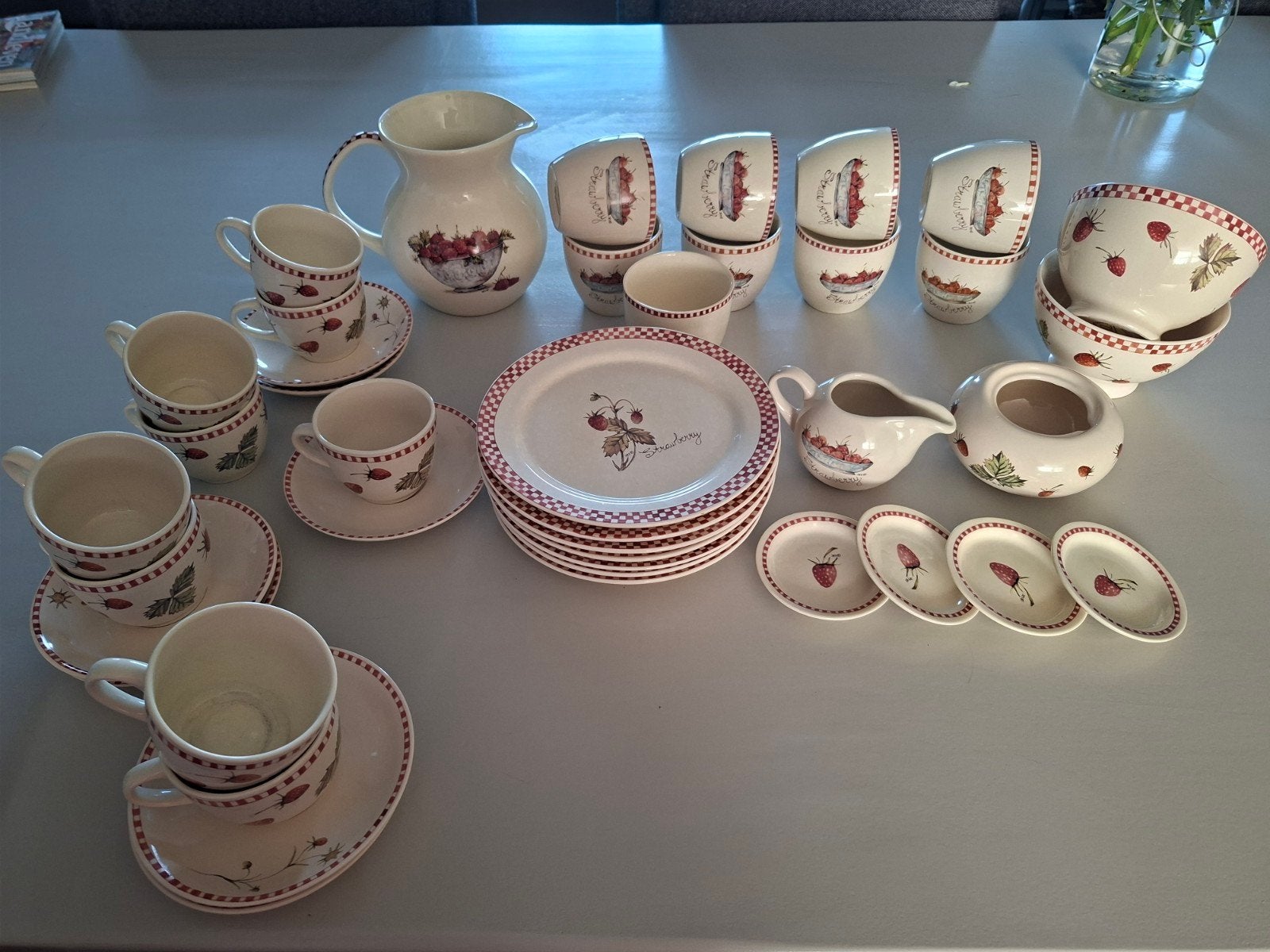 Aardbeien servies - Jet, Keramiek, Overige typen, Ophalen of Verzenden, Zo goed als nieuw