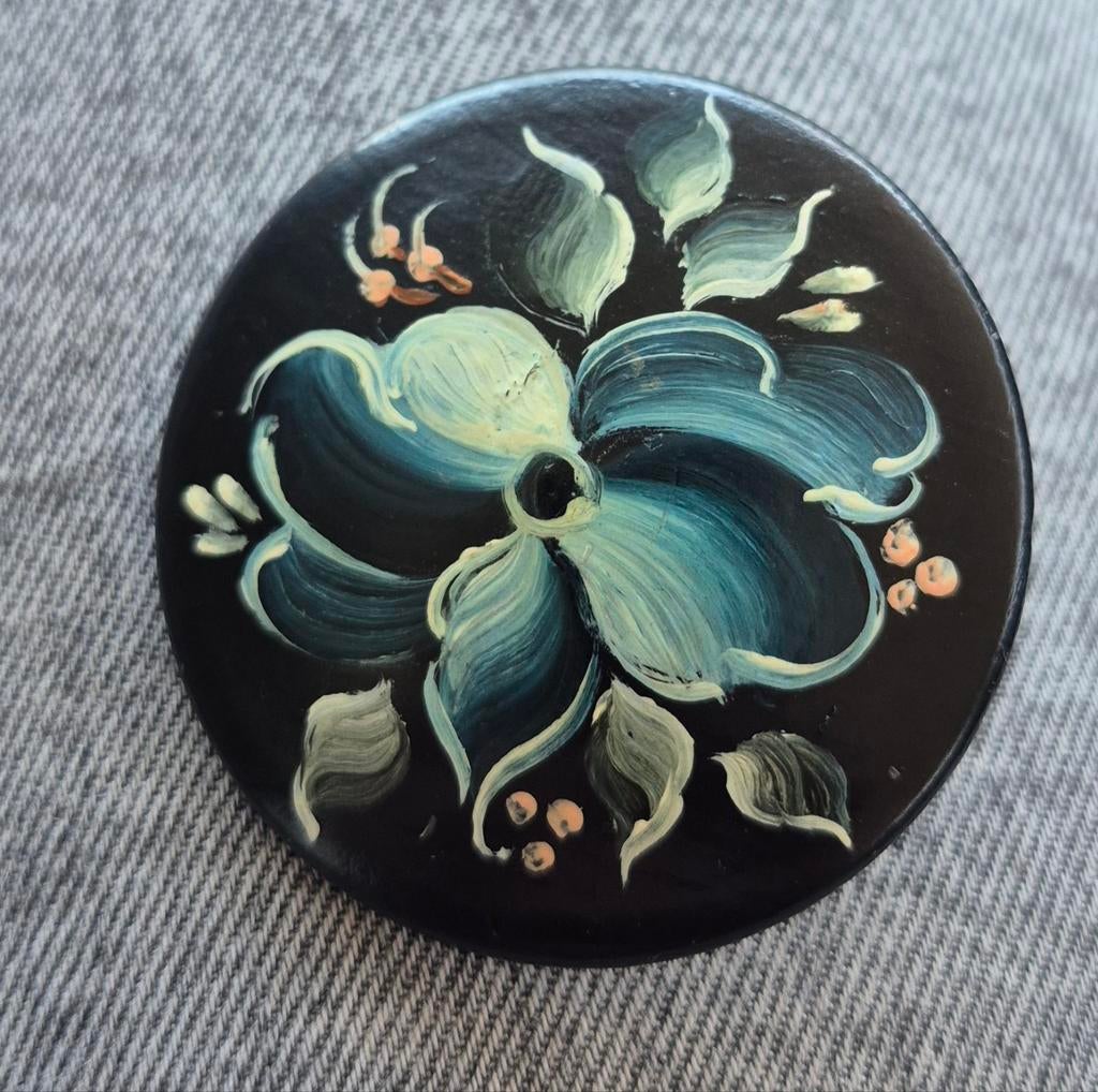 Vintage houten broche (Russisch?), Ophalen of Verzenden, Zo goed als nieuw, Bruin, Overige materialen