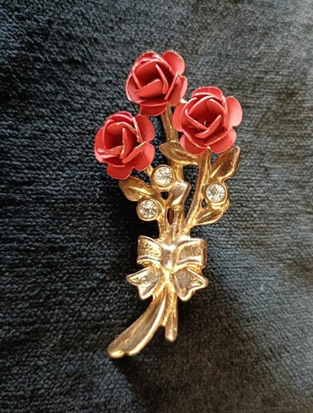 Goudkleur broche met rozen en strass stenen
Lengte 6.5 cm, Ophalen of Verzenden, Goud, Overige materialen