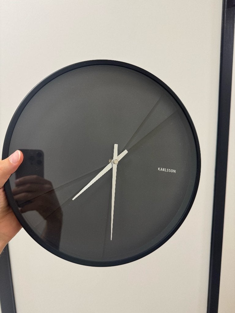 Karlsson wandklok zwart Ø 40 cm, design Armando Breeveld, Wandklok, Analoog, Ophalen of Verzenden, Zo goed als nieuw