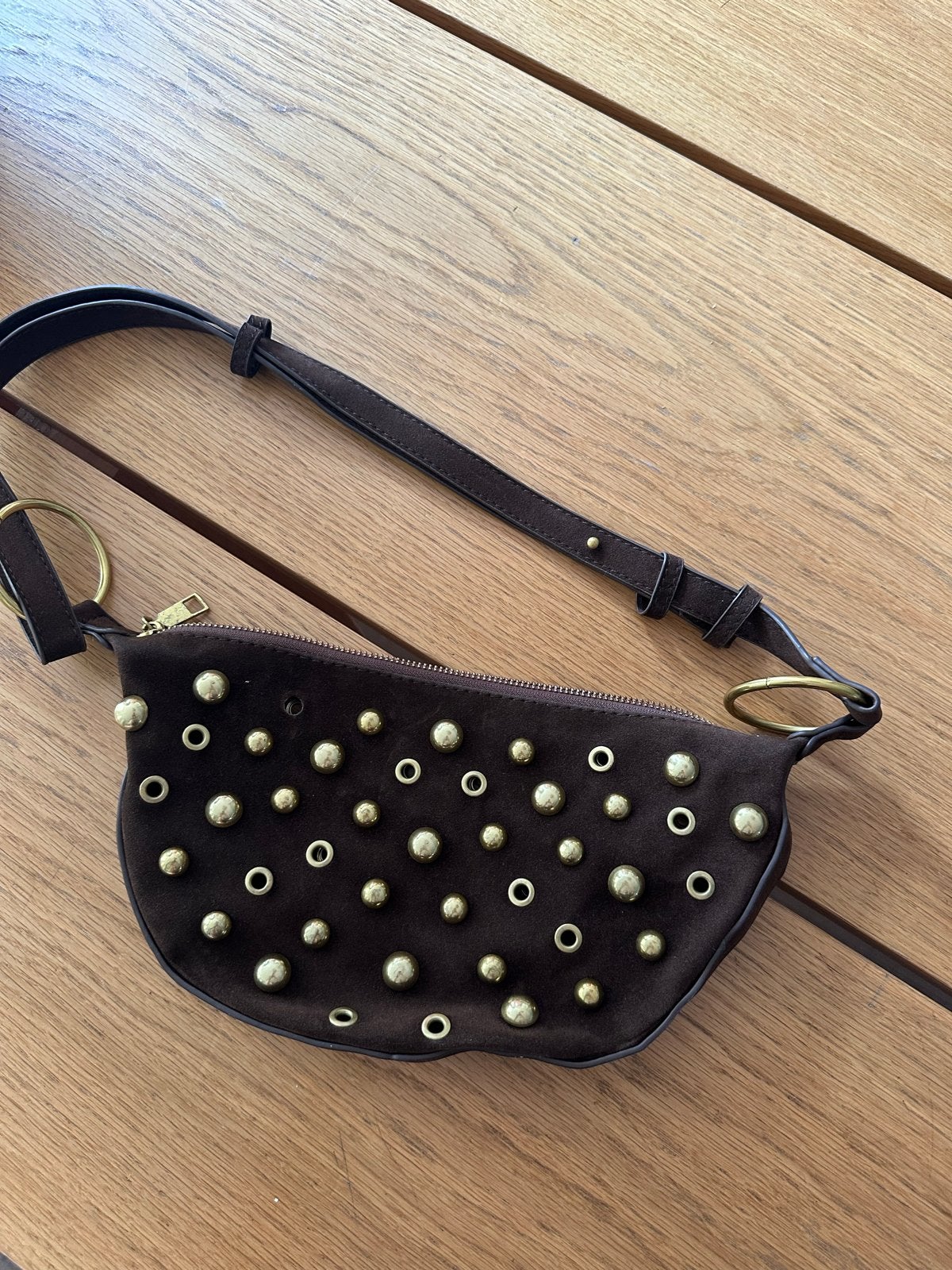 Bruin tasje met gouden ringen en studs, Ophalen of Verzenden, Gebruikt, Bruin, Schoudertasje