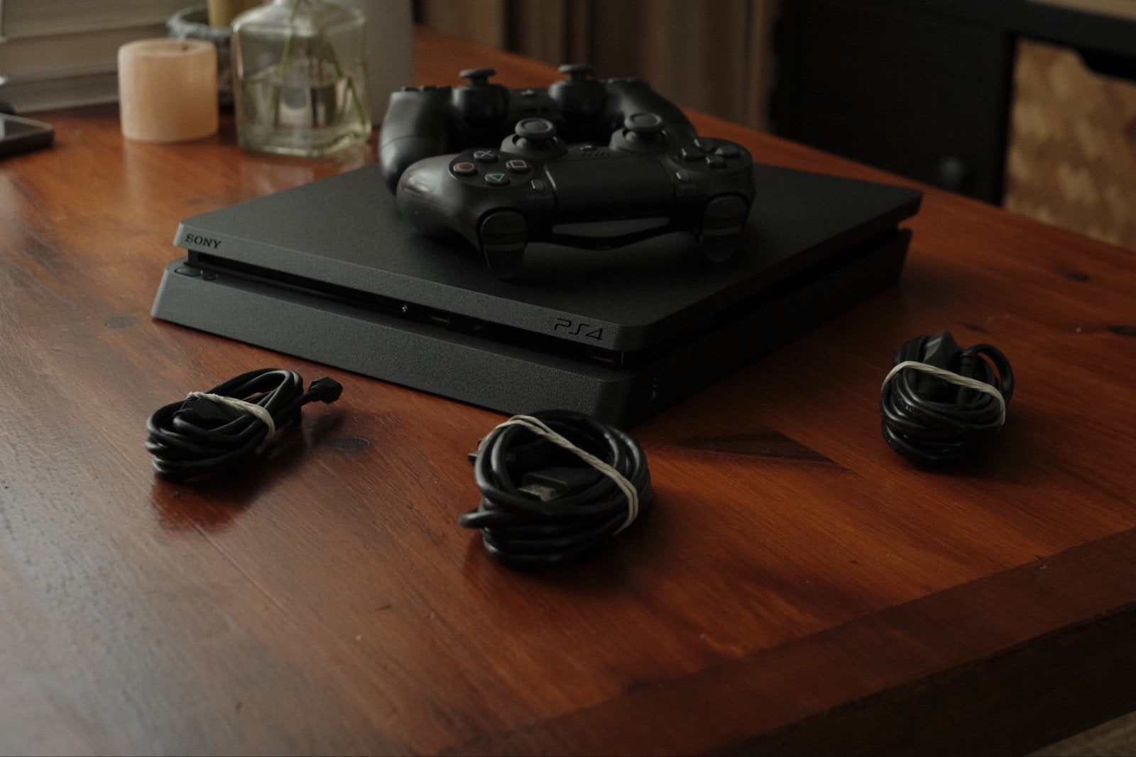 Playstation 4 Slim + twee controllers, Ophalen of Verzenden, Zo goed als nieuw, Met 2 controllers, Slim