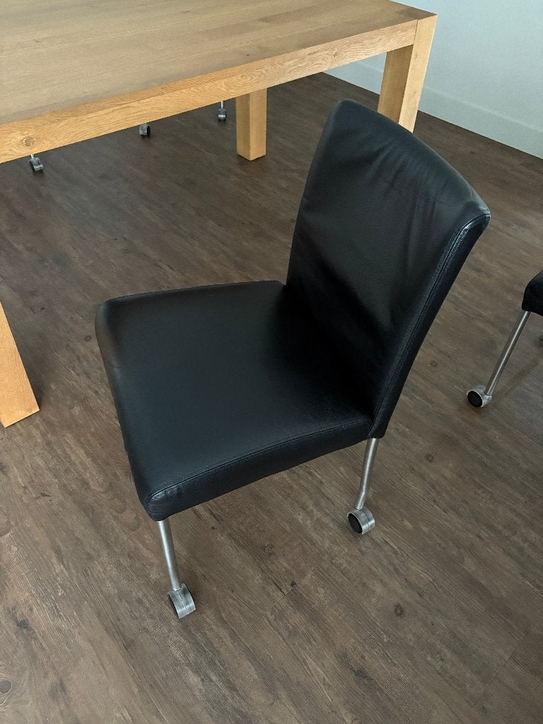 Set van 4 Montel eetkamerstoelen–Zwart leer op wieltjes, Huis en Inrichting, Ophalen, Gebruikt, Zwart, Leer