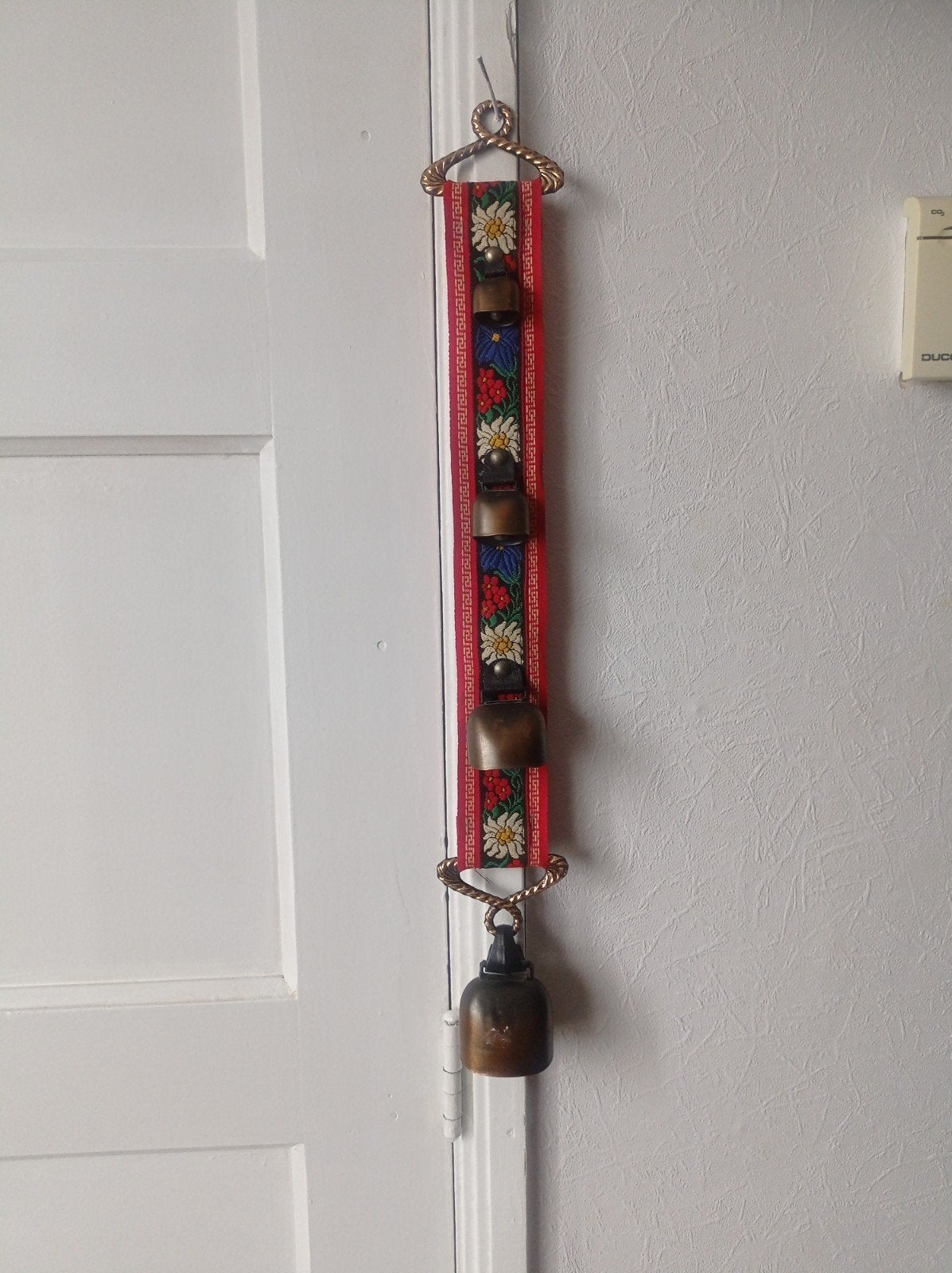 Vintage Alpijnse Wanddecoratie met Koeienbellen, Antiek en Kunst, Ophalen of Verzenden