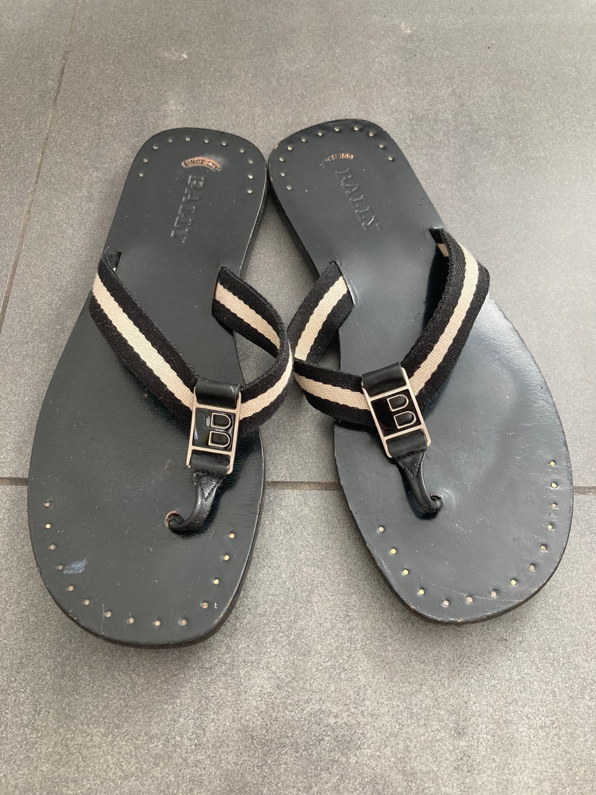 BALLY LEREN TEENSLIPPERS. MT 38, Kleding | Dames, Slippers, Zwart, Ophalen of Verzenden, Gedragen