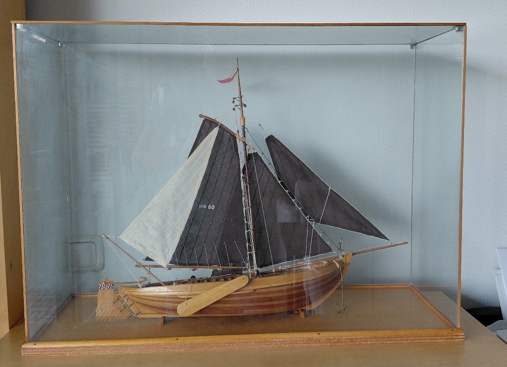 Zuiderzeebotter - Prachtig houten scheepsmodel in vitrine, Ophalen, Zo goed als nieuw, Groter dan 1:32, Overige merken