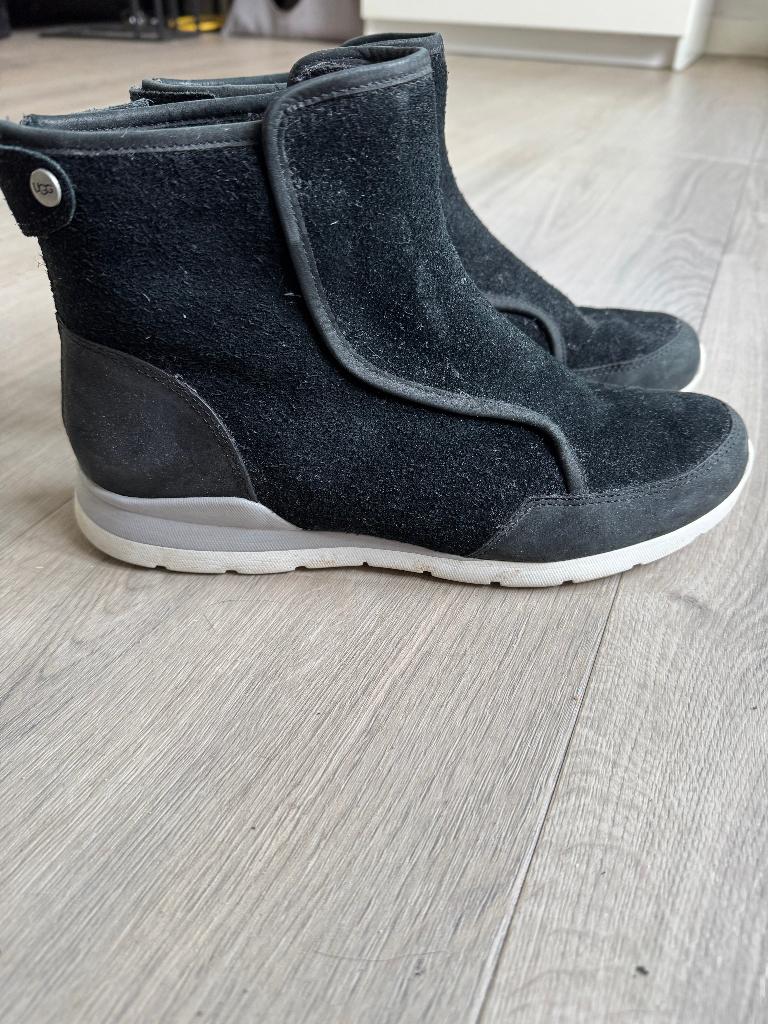 UGG sneaker schoenen zwart treadlite nieuwstaat maat 40 DZ, Kleding | Dames, Schoenen, UGG, Zwart, Ophalen of Verzenden, Sneakers of Gympen