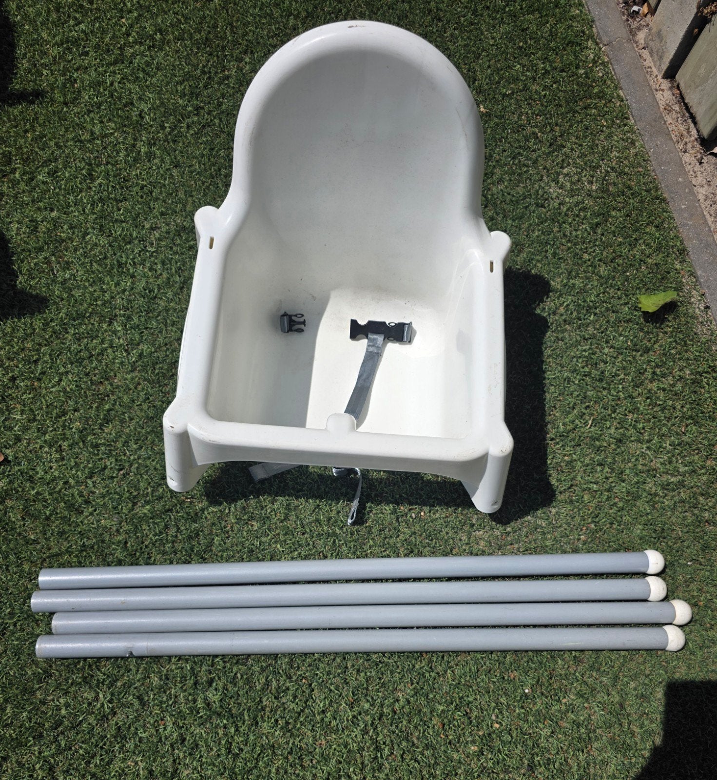 Witte kinderstoel met poten van ikea, Kinderen en Baby's, Kinderstoelen, Ophalen of Verzenden, Gebruikt, Overige typen, Gordel(s)