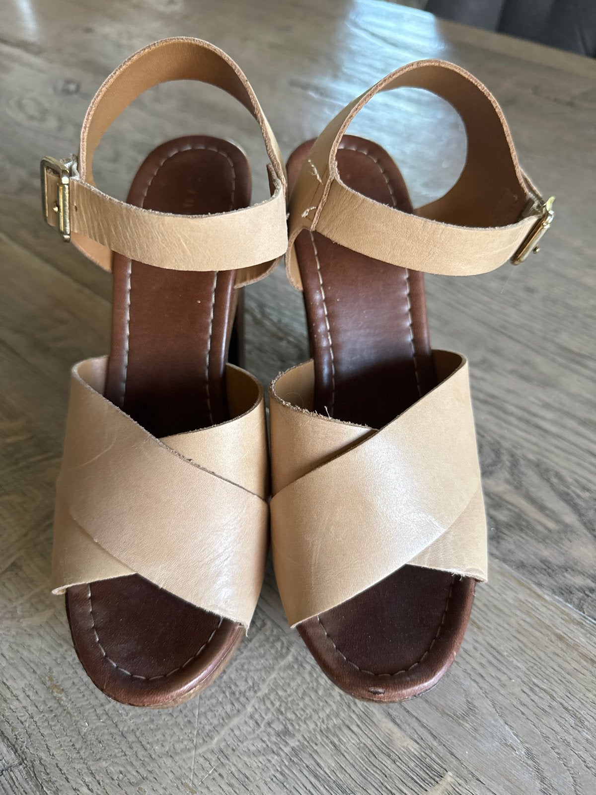 Invito sandalen met blokhak - Maat 39, Kleding | Dames, Ophalen of Verzenden, Gedragen, Beige, Sandalen of Muiltjes