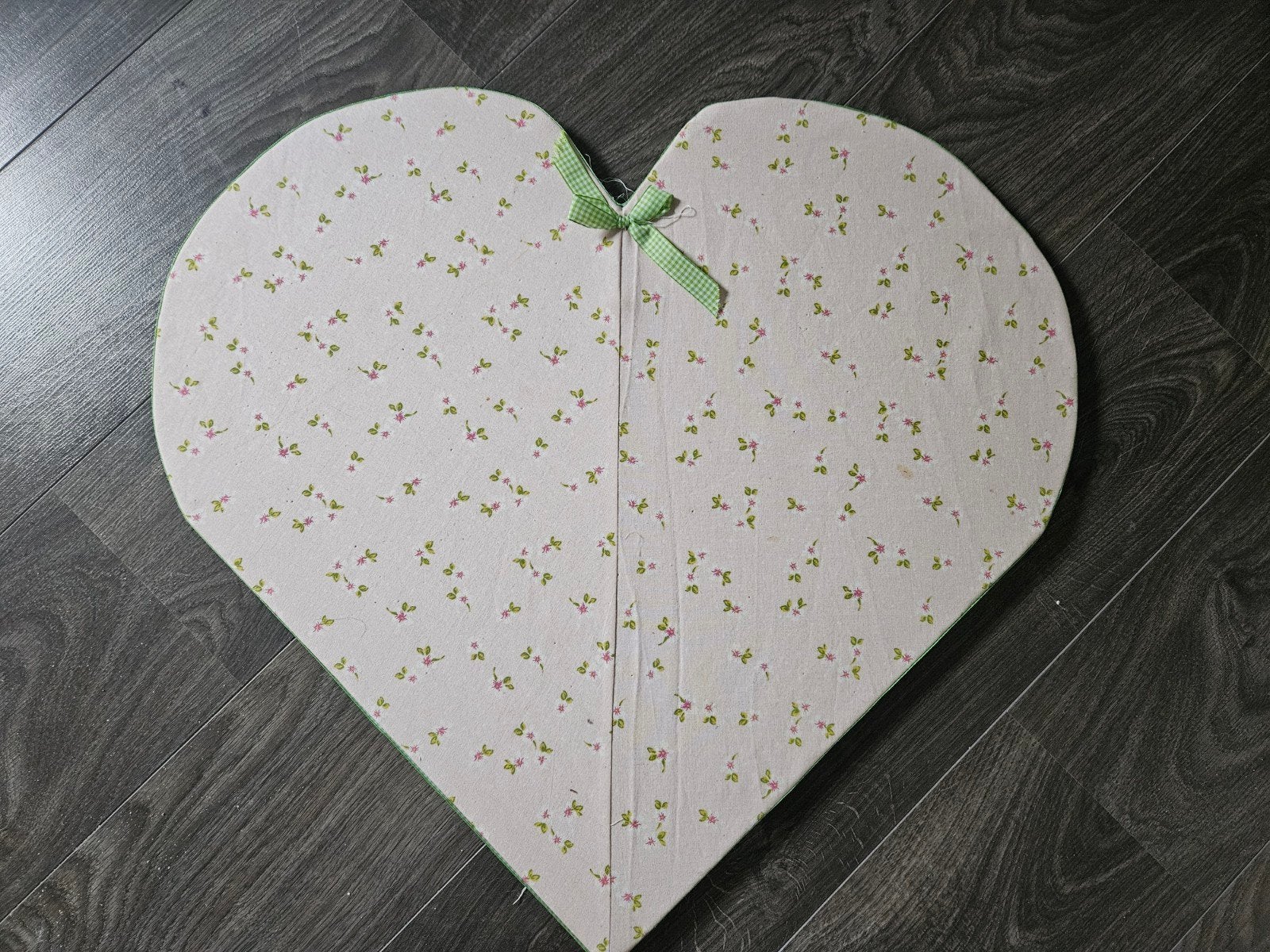 Decoratief hart van stof met bloemenprint en strik, Ophalen, Meerkleurig, Textiel, Landelijk
