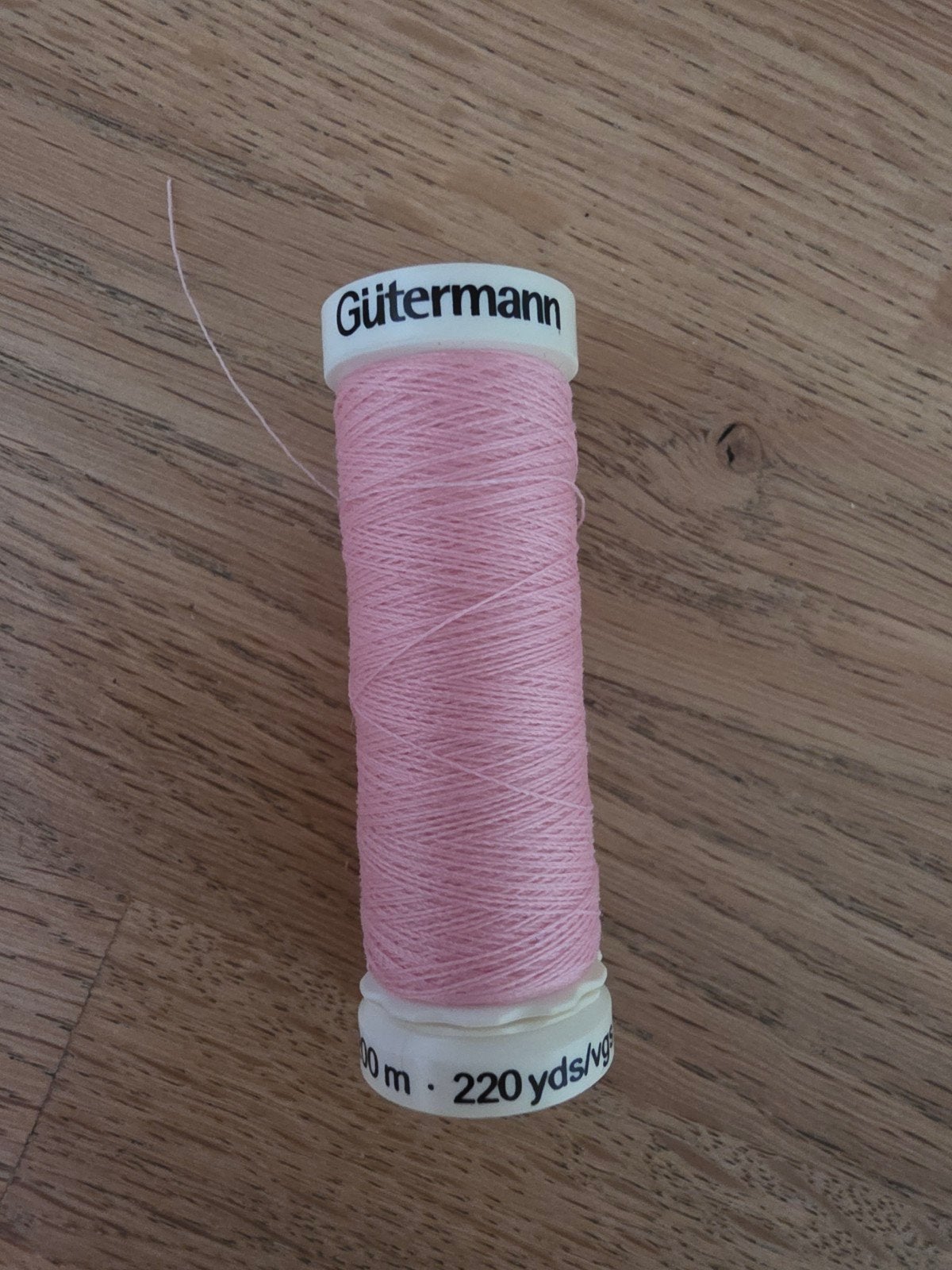 Gütermann naaigaren roze - 200m, Hobby en Vrije tijd, Naaien en Fournituren, Zo goed als nieuw, Garen of Naald(en), Ophalen of Verzenden