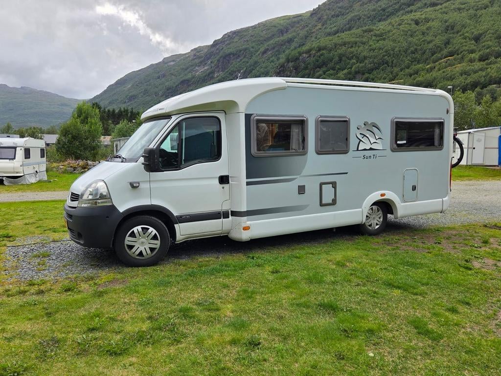 Knaus Sun Ti half-integraal camper 2 losse bedden, Caravans en Kamperen, Campers, Buitenlamp, Airbags, Ringverwarming, Koelkast