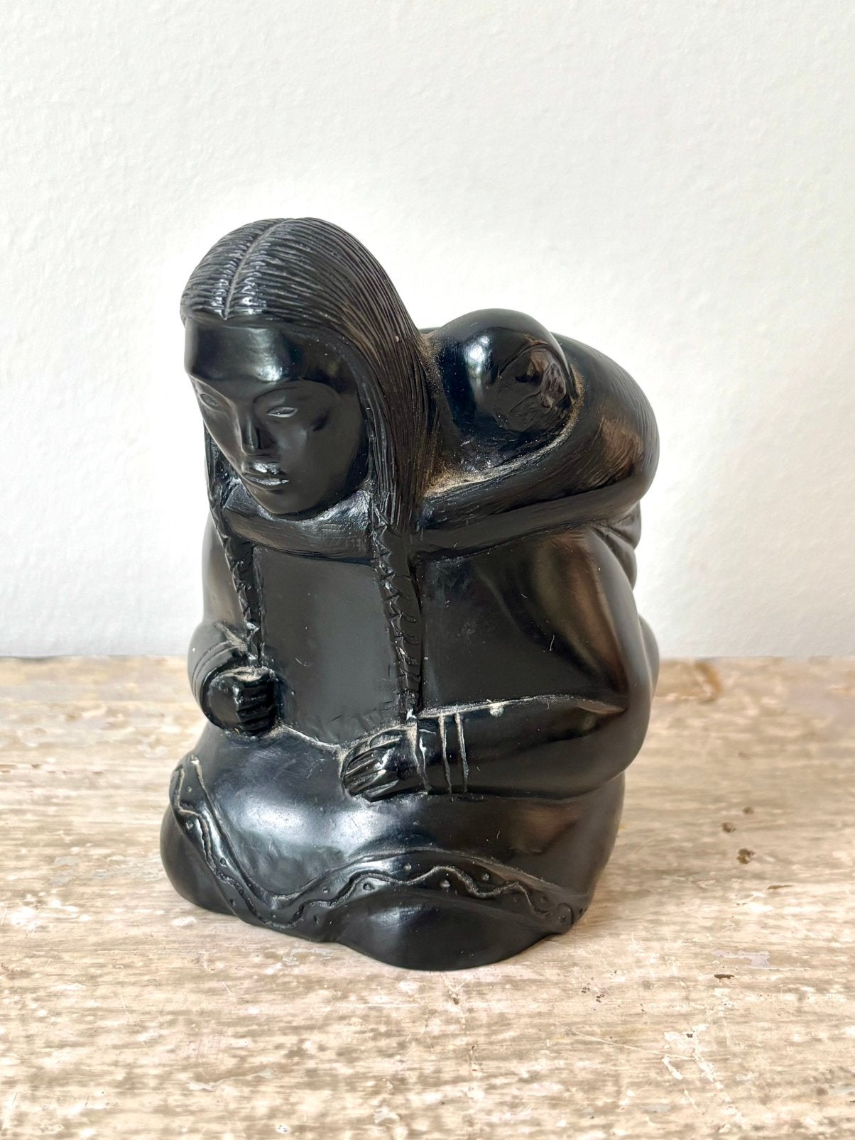 Vintage BOMA zwart harsbeeldje eskimo/inuit moeder en kind, Ophalen of Verzenden, Zo goed als nieuw, Mens
