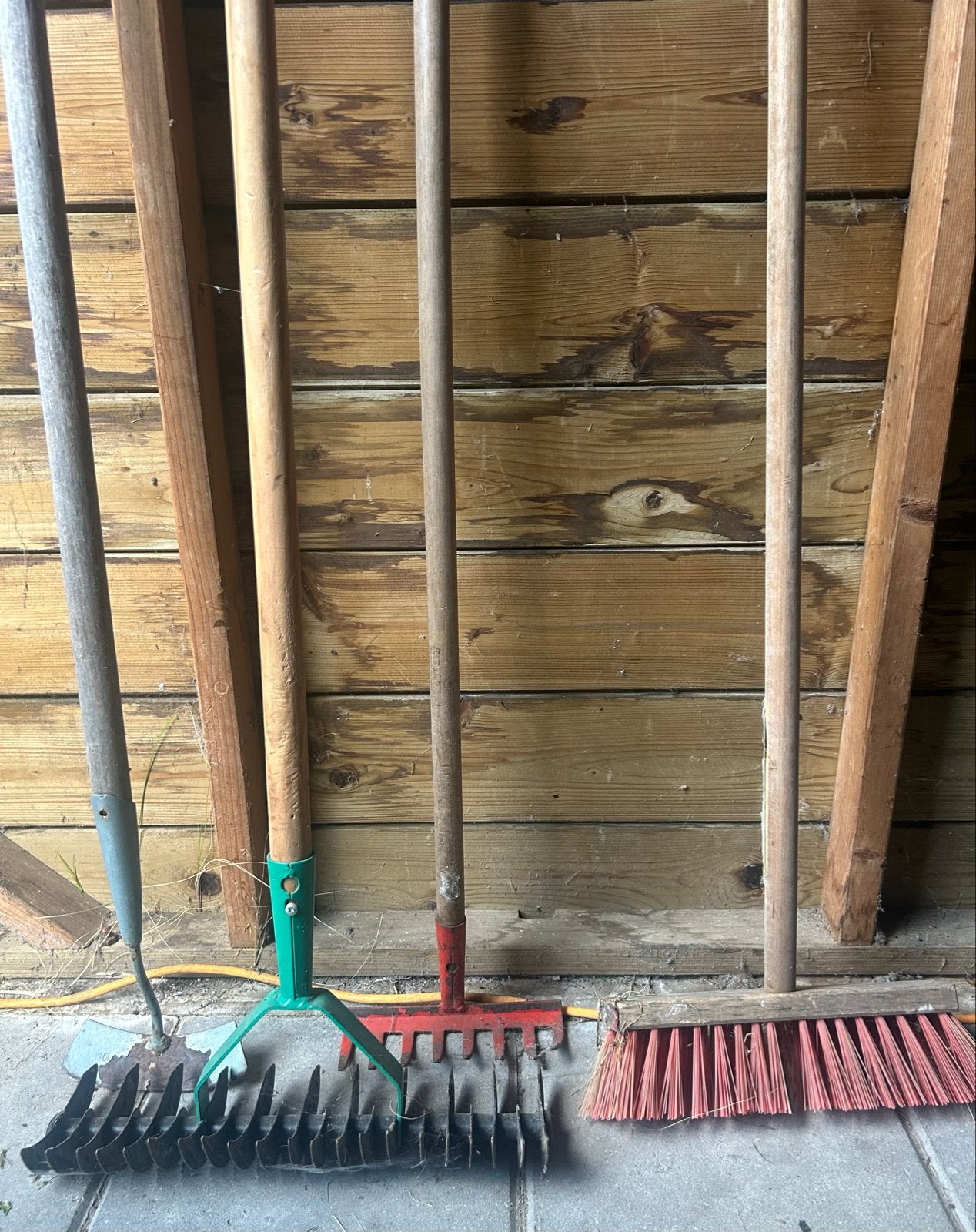 Diverse tuingereedschappen: hark, cultivator, bezem, Ophalen, Gebruikt, Hark