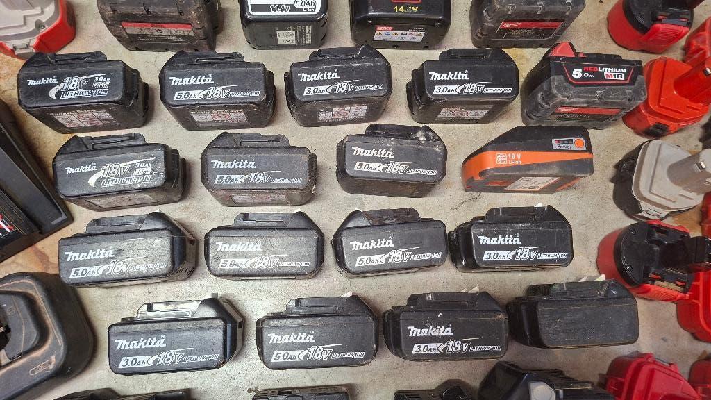 95x Defecte accu met 4 defecte laders. Makita Festool enz..., Ophalen, Gebruikt, ., .