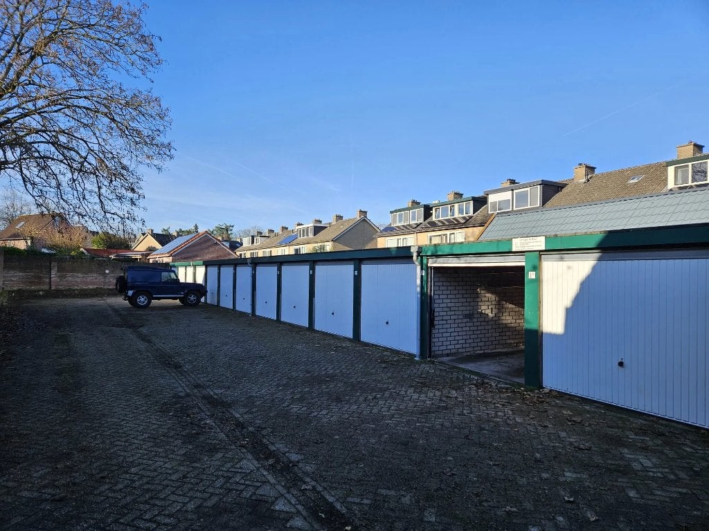 TE HUUR GARAGEBOX in BAARN in Professorenbuurt, Auto diversen, Autostallingen en Garages