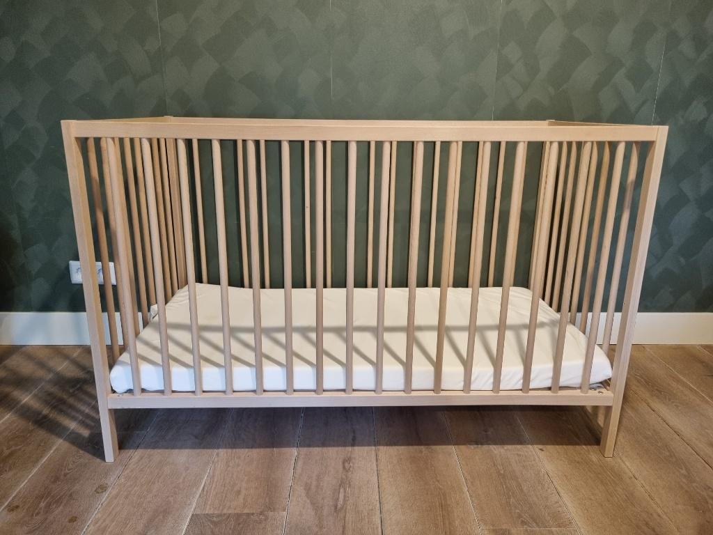 Ikea ledikant licht beuken 60x120, Kinderen en Baby's, Babywiegjes en Ledikanten, Ophalen, Zo goed als nieuw, Ledikant