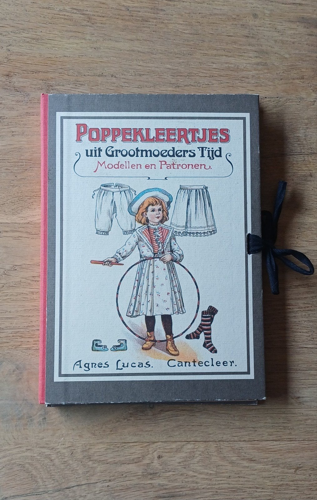 Poppenkleertjes uit Grootmoeders Tijd - Patronenboek, Overige merken, Overige typen, Kind, Ophalen of Verzenden