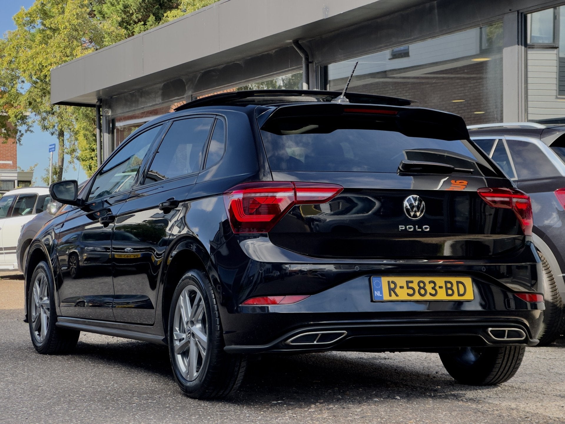 Volkswagen Polo 1.0 TSI R-LINE AUT7 PANODAK NW-MODEL! NAVI D, Auto's, Dealer onderhouden, Gebruikt, Euro 6, Alcantara