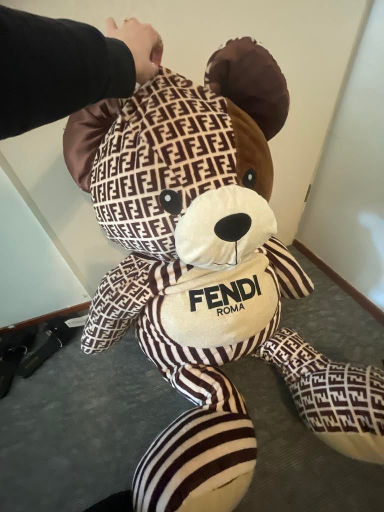 Grote Fendi Roma teddybeer - Zo goed als nieuw, Kinderen en Baby's, Speelgoed | Knuffels en Pluche, Ophalen, Overige merken, Beer