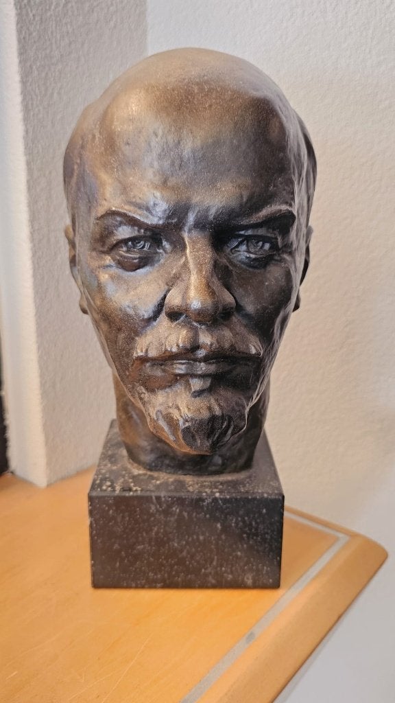 Hoofd van Lenin met gratis boekje, Ophalen