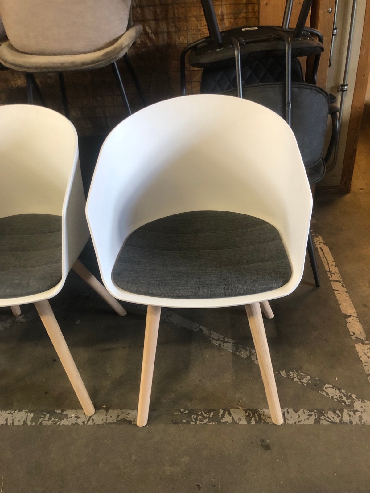 3 Nieuwe Anouck stoelen - Kunststof kuip met eiken poten, Ophalen, Kunststof, ., Drie