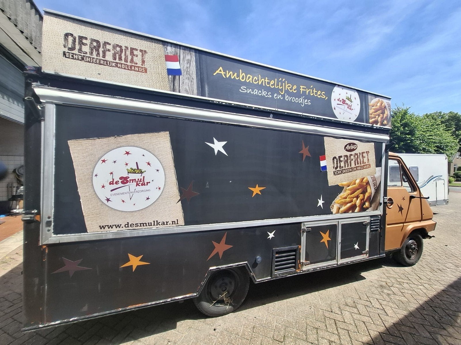 Frietwagen/Foodtruck met 3-pans frituur en koelingen, Zakelijke goederen, Partijgoederen en Retail | Verkoopwagens, Ophalen of Verzenden