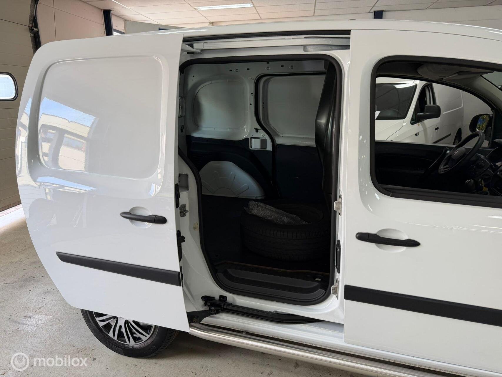 Foto 11 van Renault Kangoo 1.5 Blue dCi 2 Schuideuren Airco