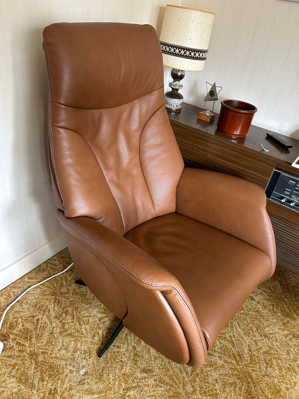 Luxe bruin ledereren sta op stoel, Huis en Inrichting, Fauteuils, Ophalen, Nieuw, Klassiek comfortabel, 50 tot 75 cm