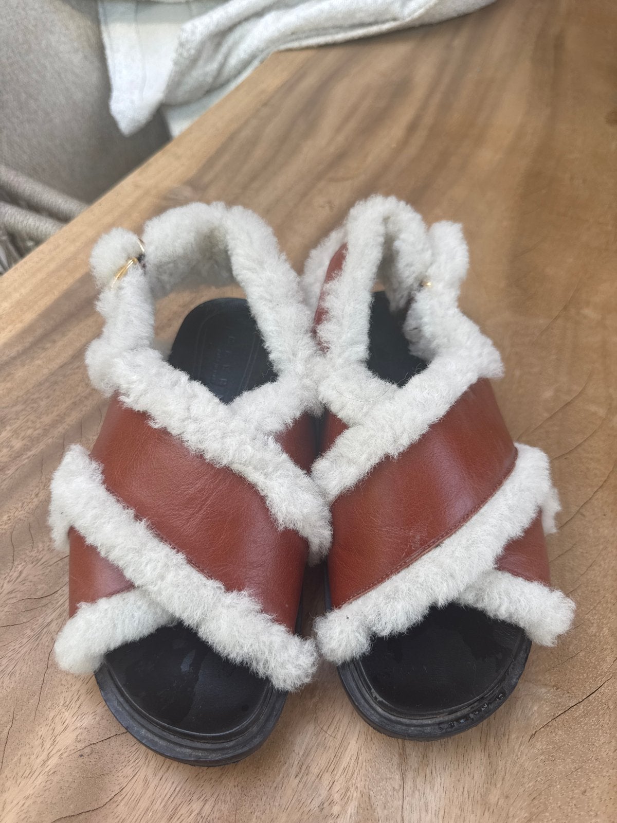 Marni sandalen met schapenvacht - Zo goed als nieuw maat 40, Ophalen of Verzenden, Zo goed als nieuw, Bruin, Sandalen of Muiltjes