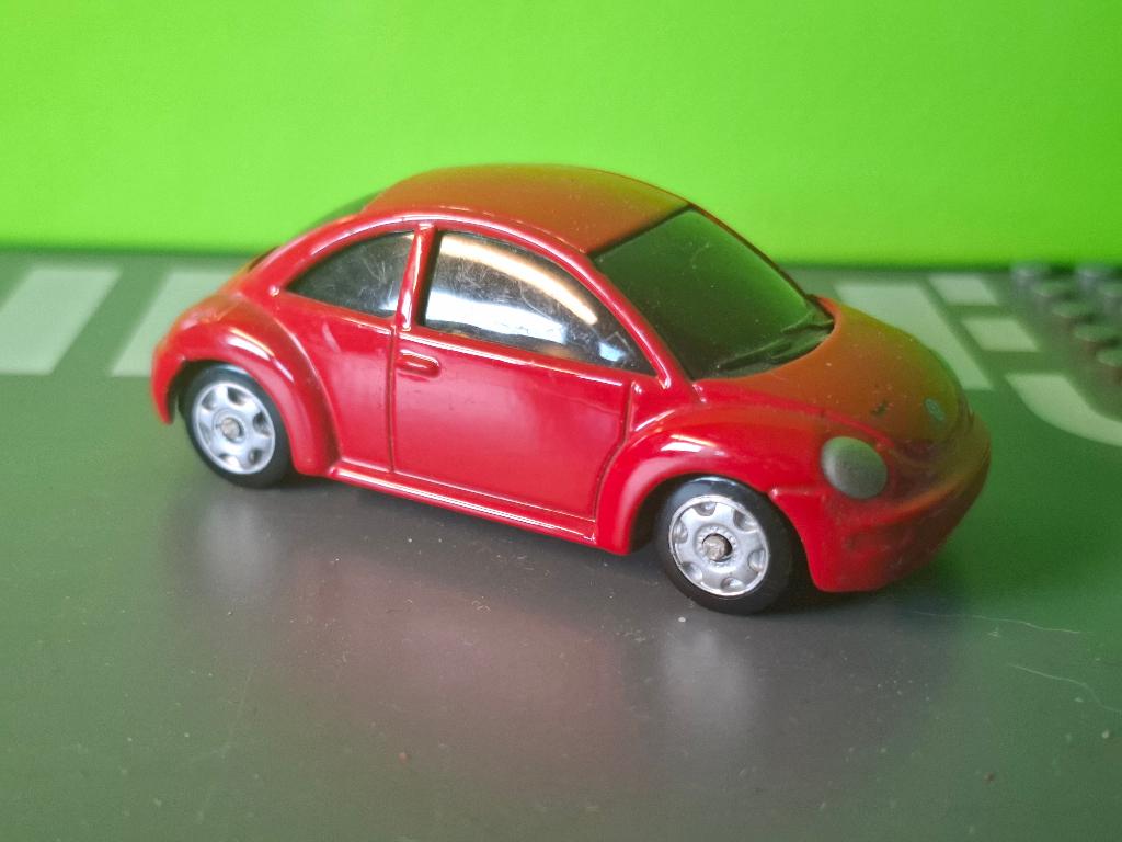 Maisto - Volkswagen New Beetle [rood] 1/60, Ophalen of Verzenden, Gebruikt, Auto