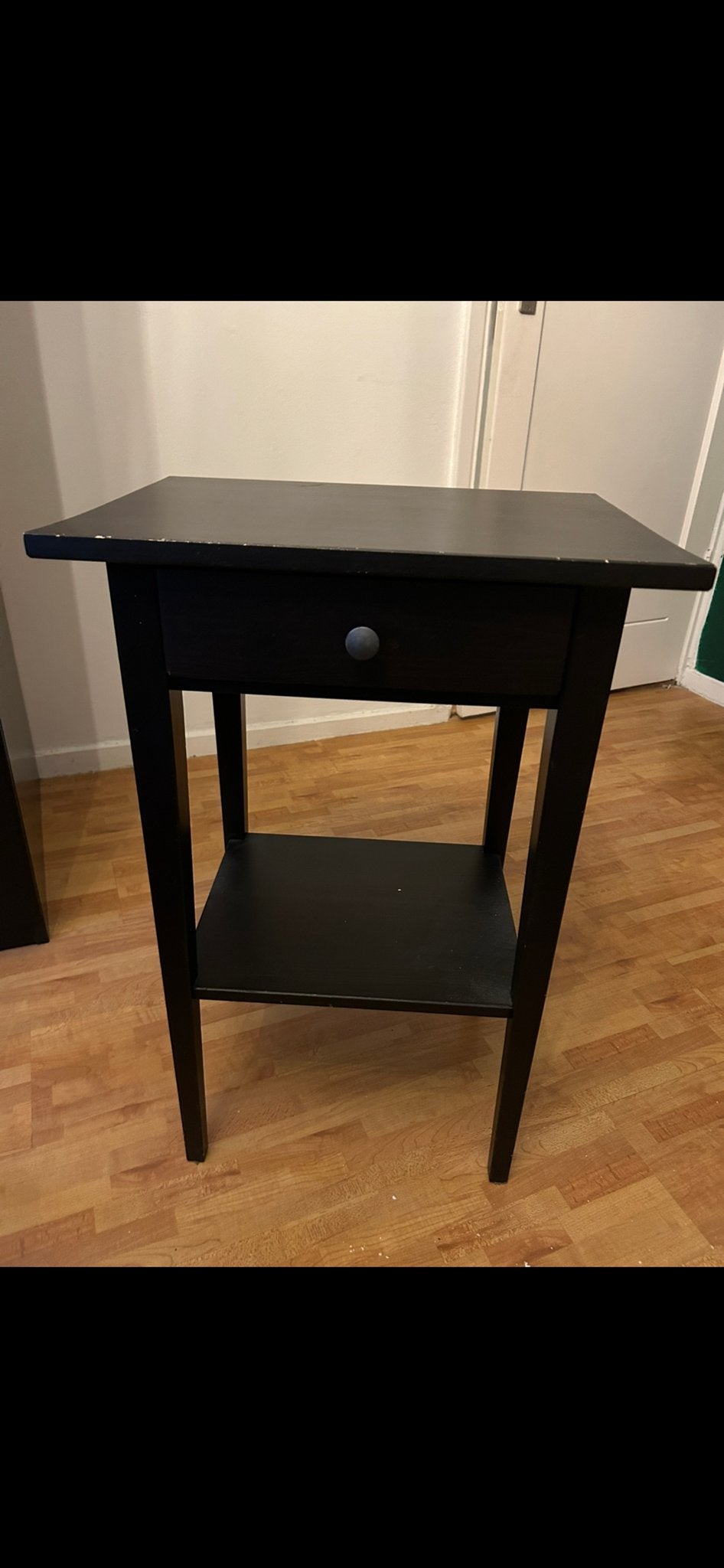 2x Zwarte IKEA Nachtkastjes met Lade en Plank, Gebruikt, Minder dan 45 cm, Hout, 55 tot 70 cm