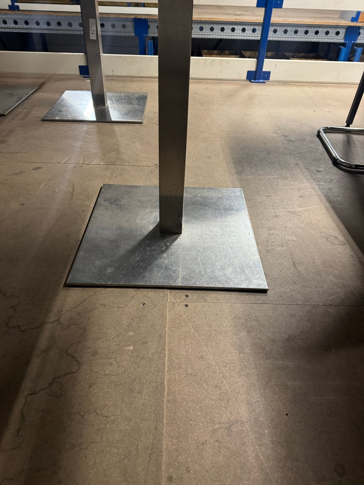 vierkante horeca  tafel met metalen onderstel, Gebruikt, Vierkant, Tot twee personen, Overige houtsoorten
