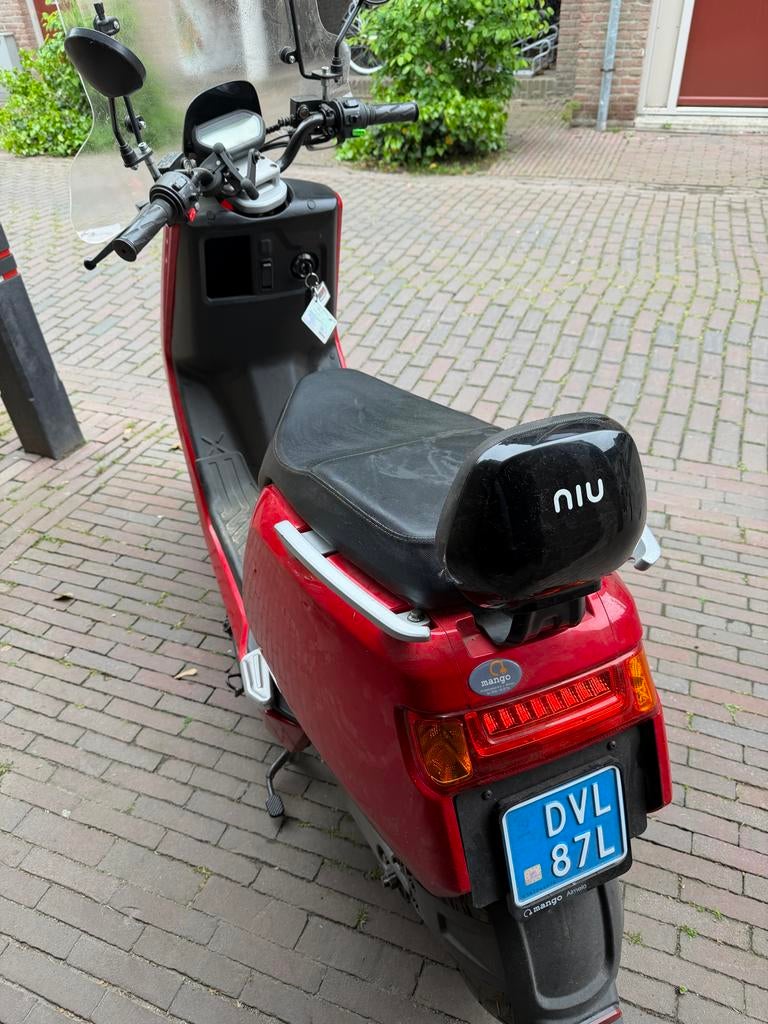 Prachtige NIU N1 electrische Scooter met Nieuwe Accu en Helm, Ophalen of Verzenden, Zo goed als nieuw, Overige merken