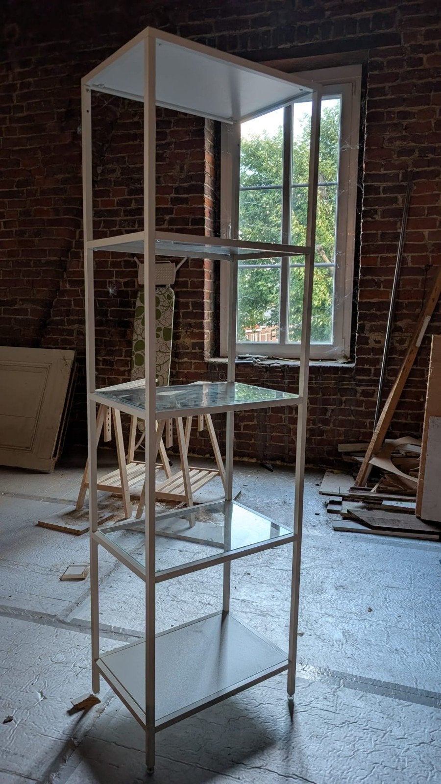 Witte metalen kast met glazen legplaten - 180x60x40 cm, Ophalen, Zo goed als nieuw