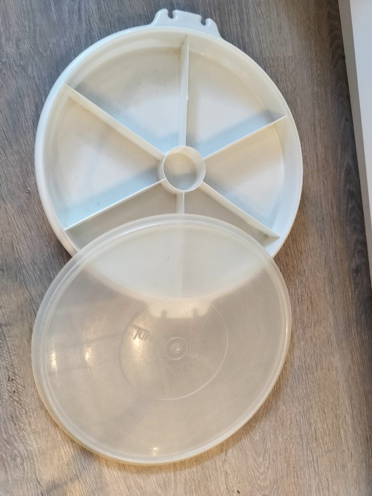 Tupperware hapjes schaal bak met deksel, Ophalen, Gebruikt, Schaal, Wit