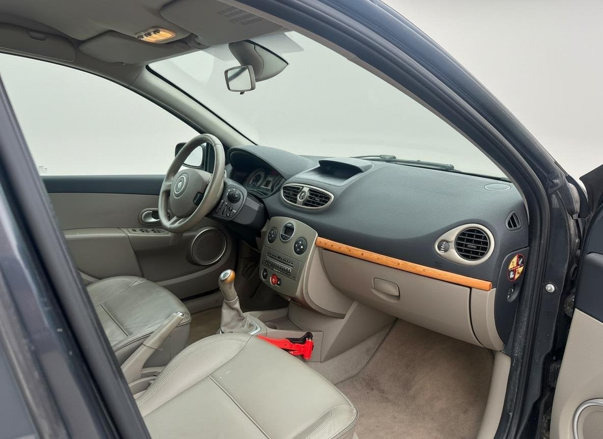 Renault Clio 1.6-16V Initiale LPG, Voorwielaandrijving, Gebruikt, Parkeersensor, 4 cilinders