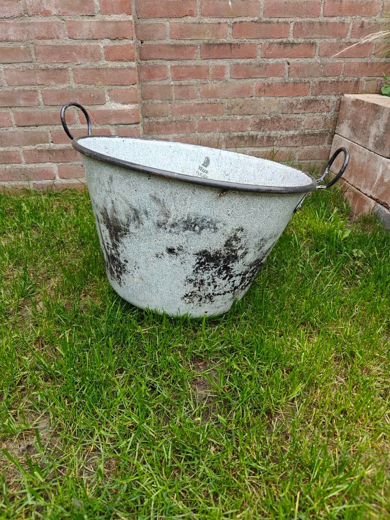 Oude emaille wasteil met handvatten, Ophalen
