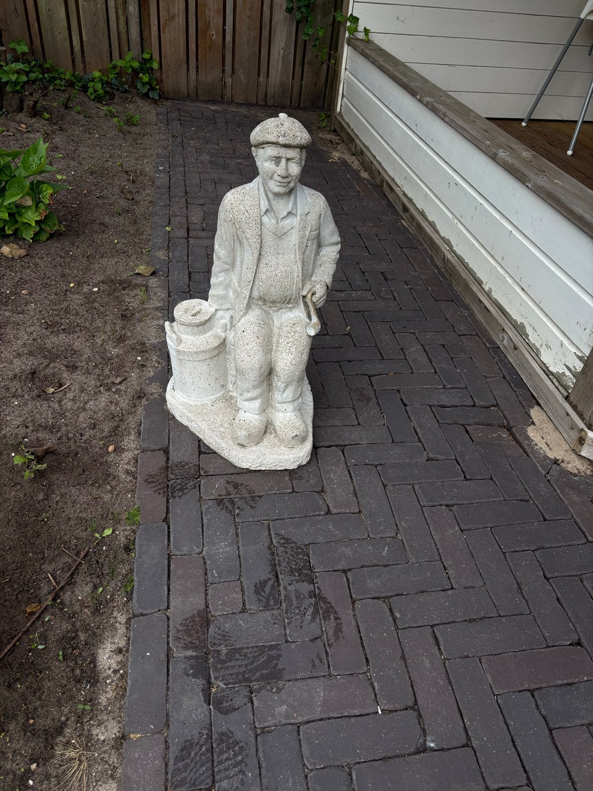 Tuinbeeld van een zittende man met melkbus, Ophalen, Gebruikt, Beton, Mensenbeeld