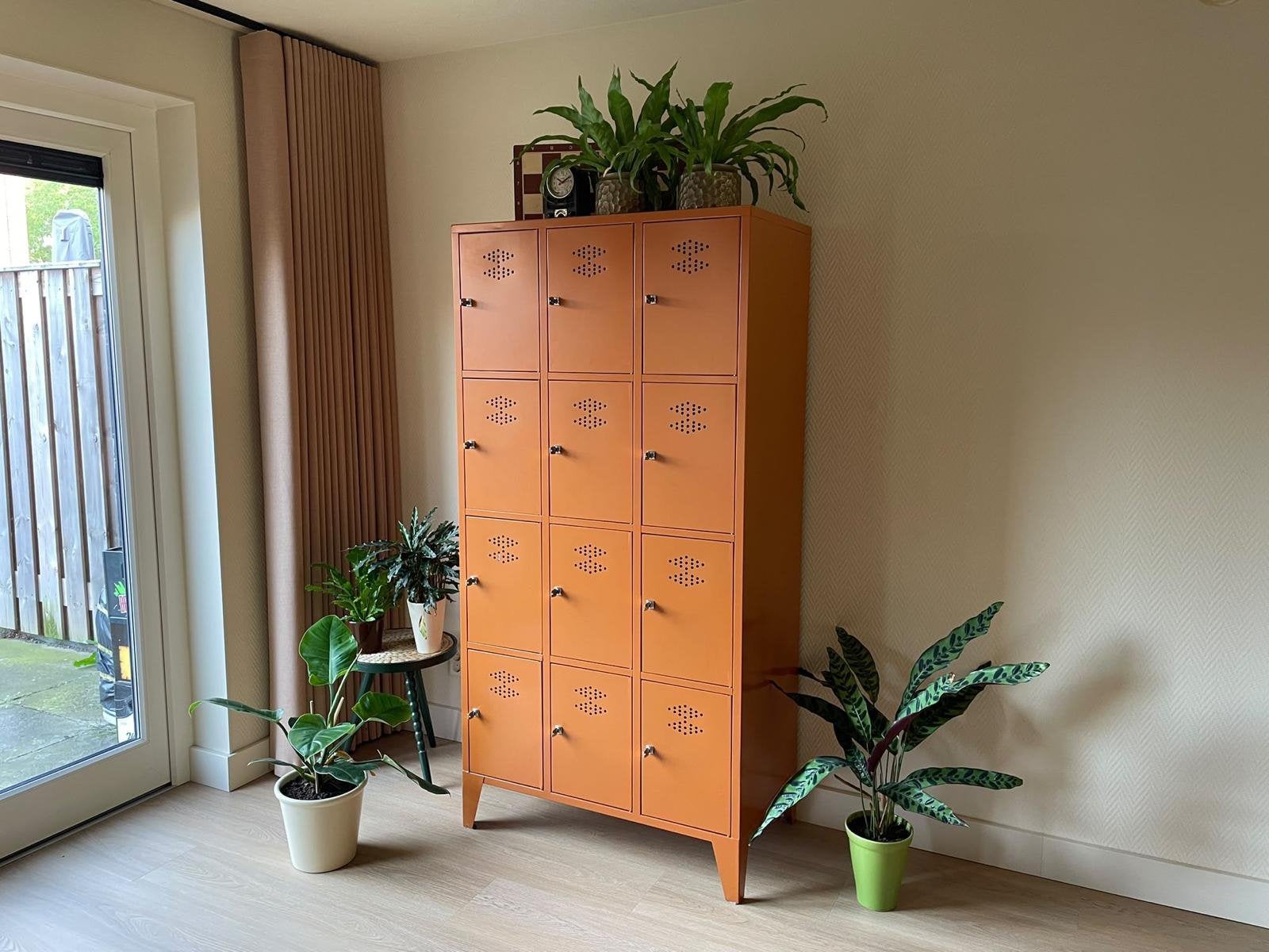 Oranje Vintage metalen kluisjeskast met 12 vakken, Ophalen, Gebruikt