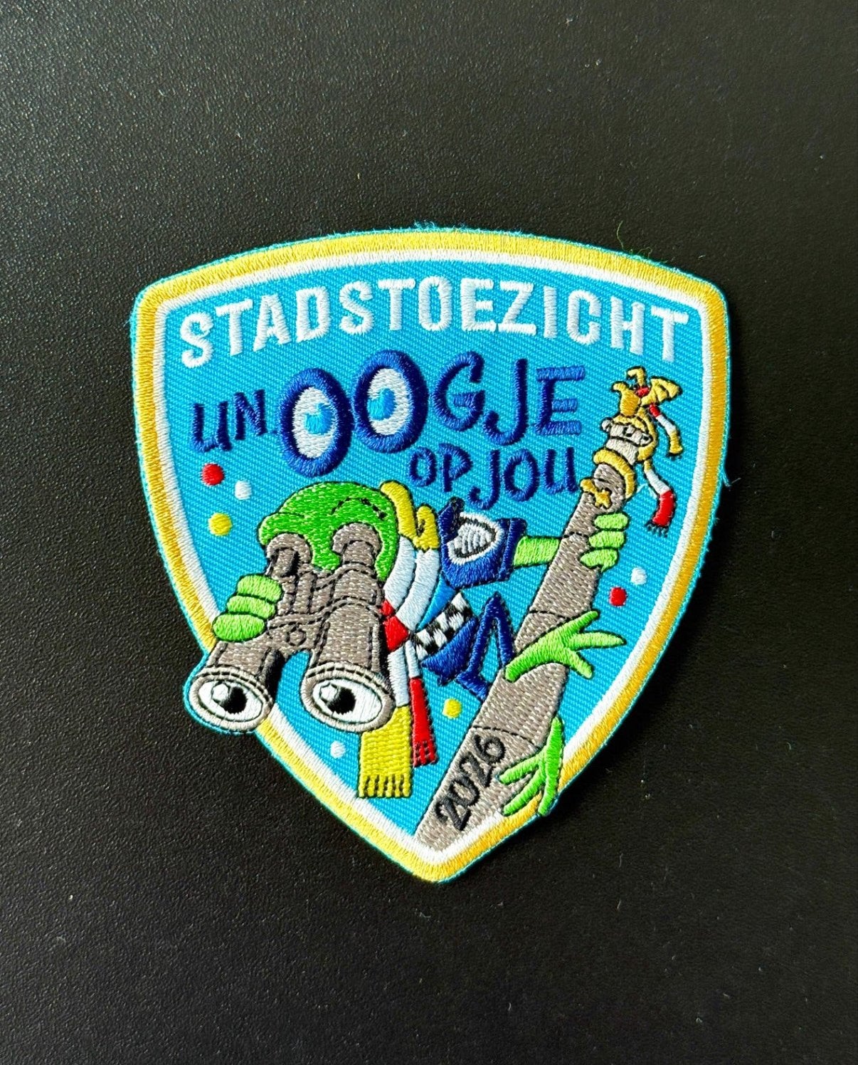 Carnaval Stadstoezicht 'Een oogje op jou' patch 2016, Ophalen of Verzenden, Nieuw, Overige onderwerpen, Speldje of Pin