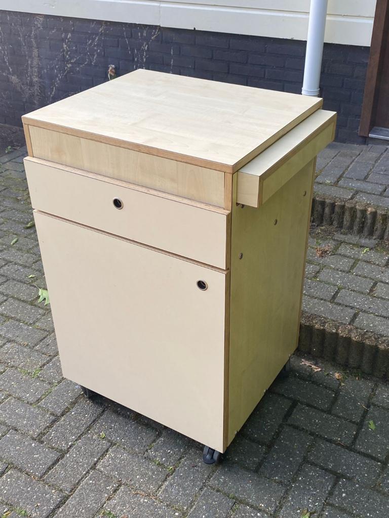 Nachtkastje ziekenhuis, uitschuifbaar bovenblad, Ophalen, Zo goed als nieuw