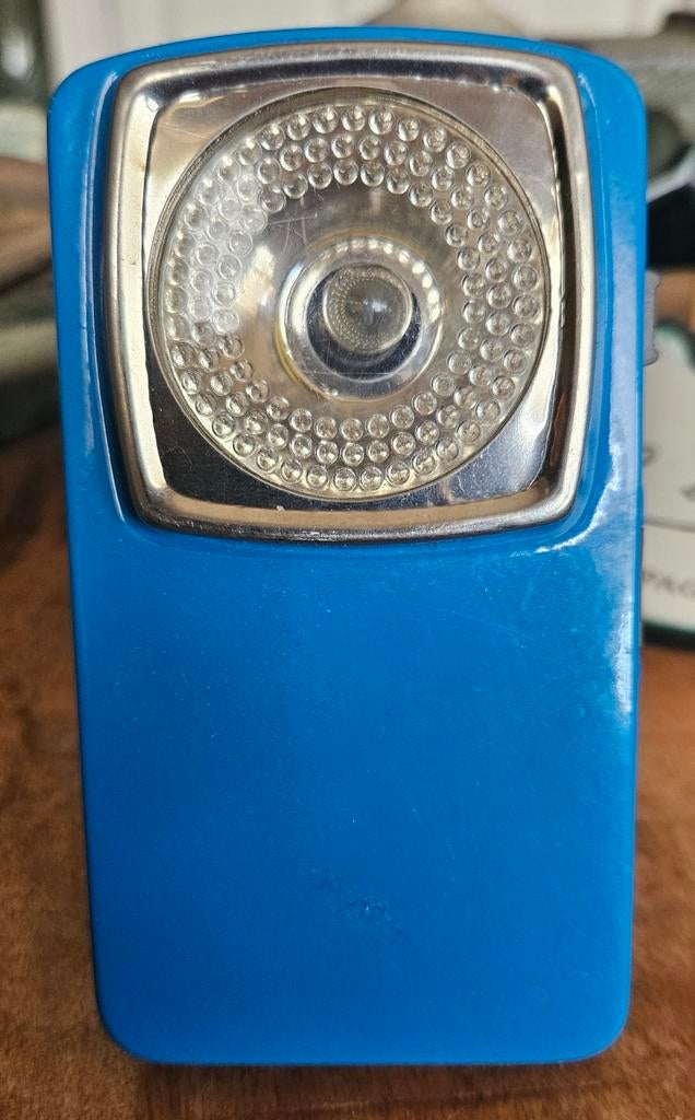 Vintage Blauwe Zaklamp met Rood Achterlicht, Caravans en Kamperen, Zaklampen, Ophalen of Verzenden, Gebruikt, Batterij