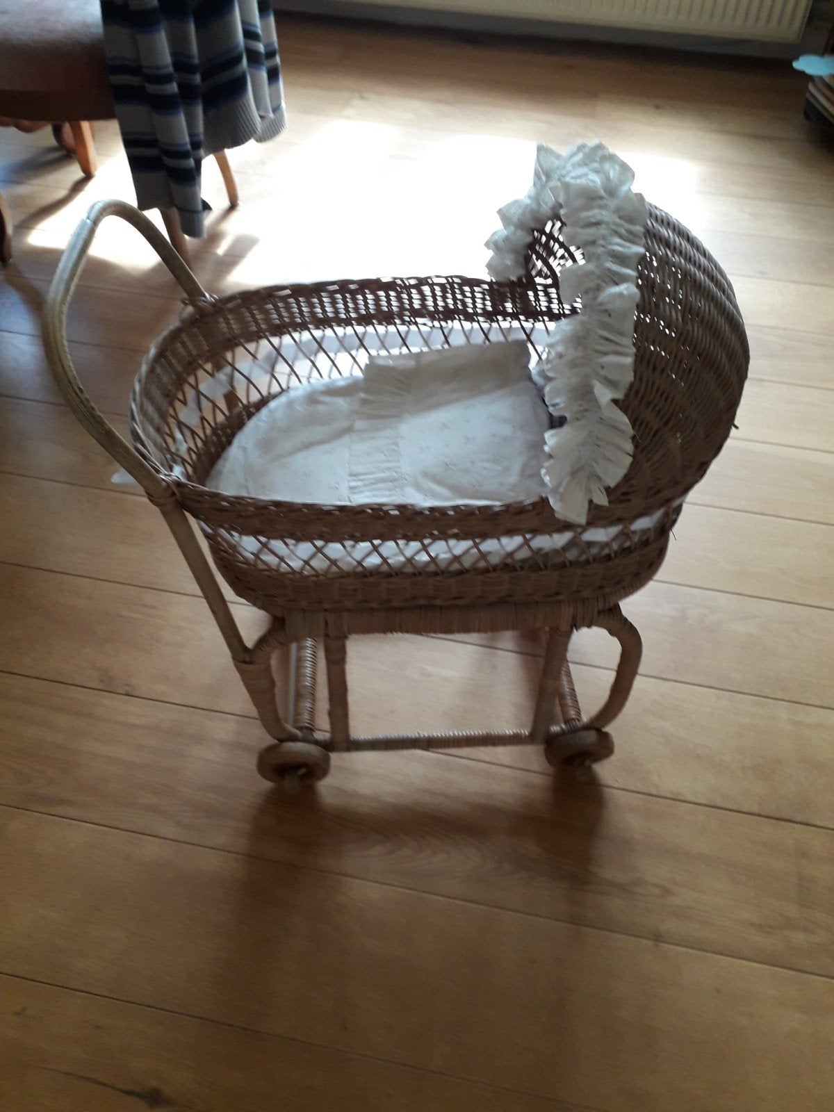 Poppenwagen ongeveer 50 jaar oud ziet er nog prima uit l, Kinderen en Baby's, Ophalen of Verzenden, Wieg