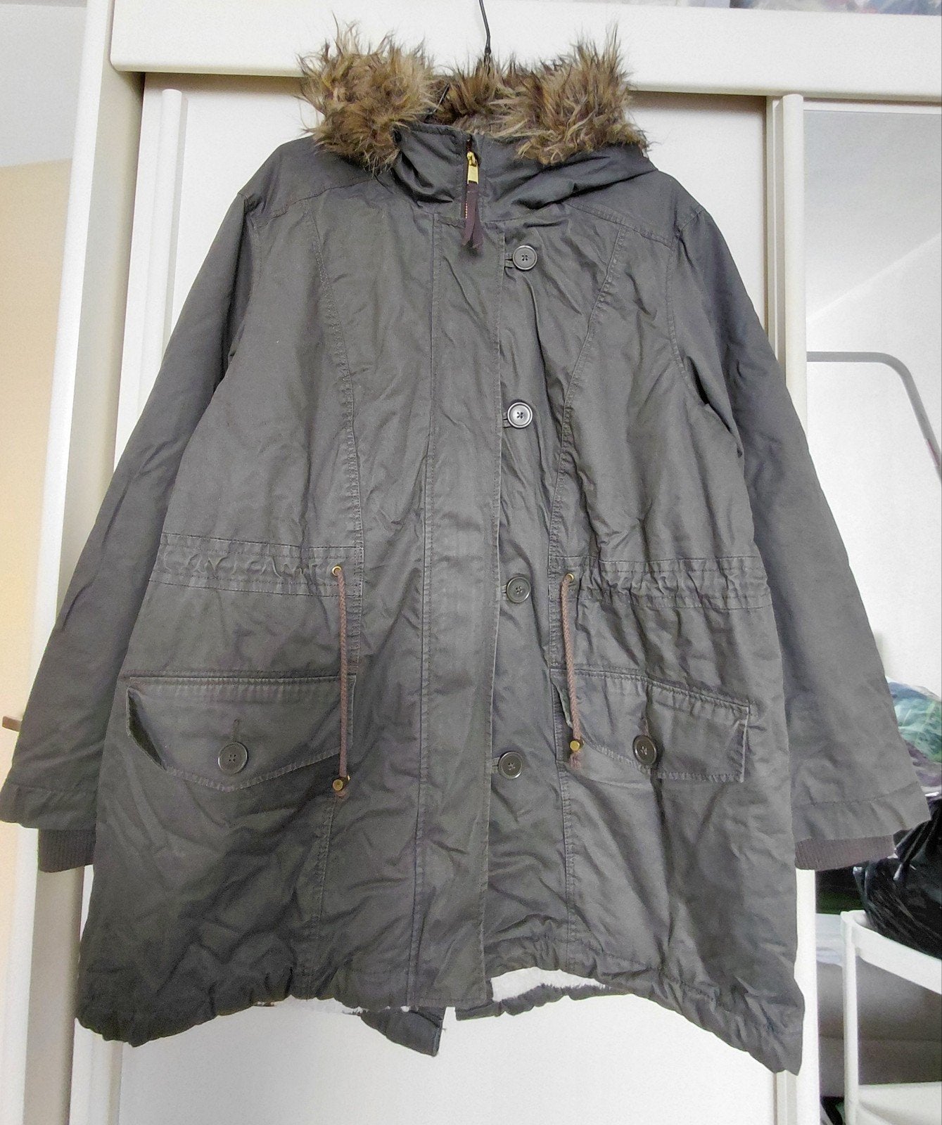 Warme winterjas met capuchon en imitatiebont.Maat 52, H&M, Maat 46/48 (XL) of groter, Ophalen of Verzenden, Zo goed als nieuw