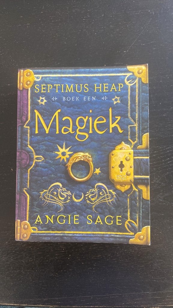 Angie Sage - Magiek - Septimus Heap boek 1, Boeken, Ophalen of Verzenden, Zo goed als nieuw, Angie Sage, Fictie