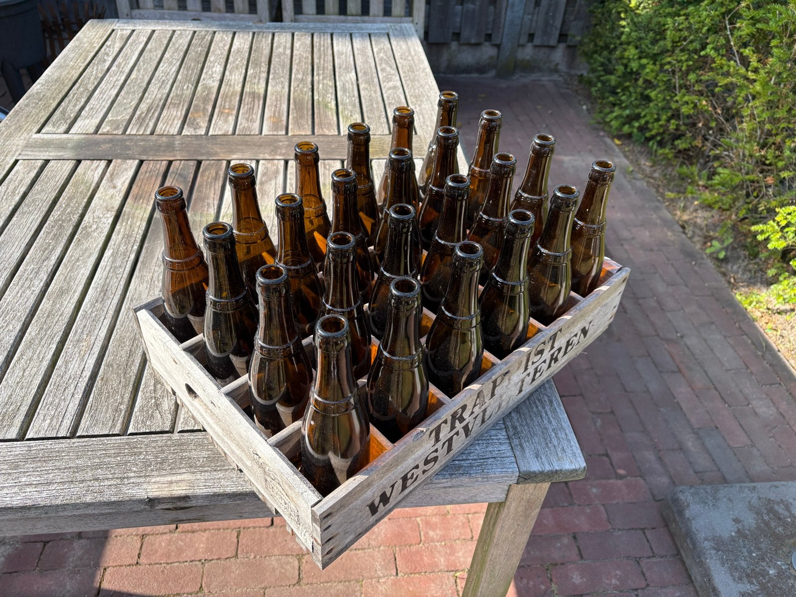 Westvleteren bierkrat met 24 lege flessen, Ophalen