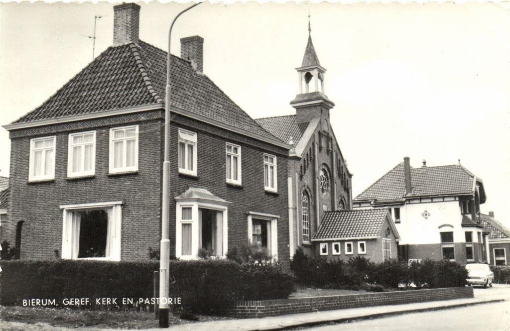 Bierum, Geref. Kerk en Pastorie - auto - 1970 gelopen, Verzamelen, Ophalen of Verzenden, 1960 tot 1980, Gelopen, Groningen