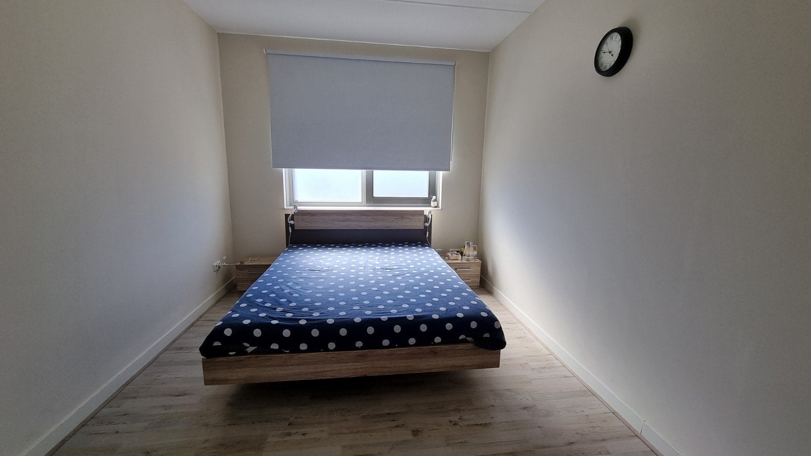 Modern tweepersoonsbed met houten frame, Huis en Inrichting, Slaapkamer | Bedden, Ophalen, Bruin, Tweepersoons, Zo goed als nieuw